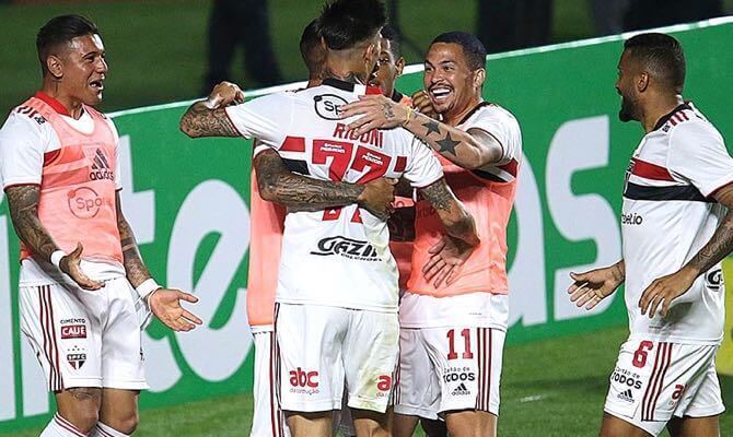 São Paulo comemora gol contra o Fortaleza na Copa do Brasil 2021
